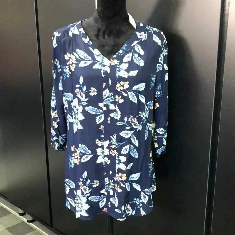 Croft & Barrow 3/4 sleeve,double pleat accent,V-neck,navy floral,long sleeve
